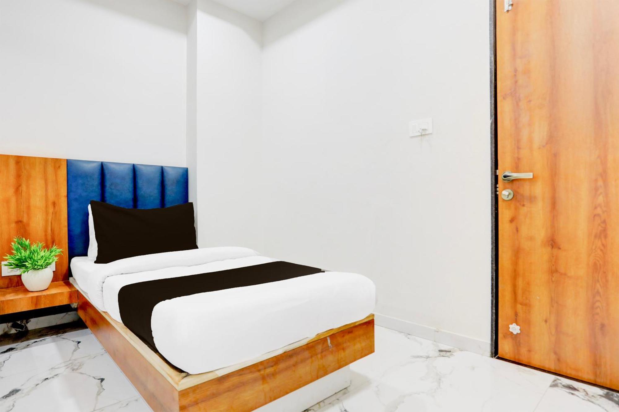 Super Townhouse Ambaji Formerly Hotel Kardhar Inn Екстериор снимка