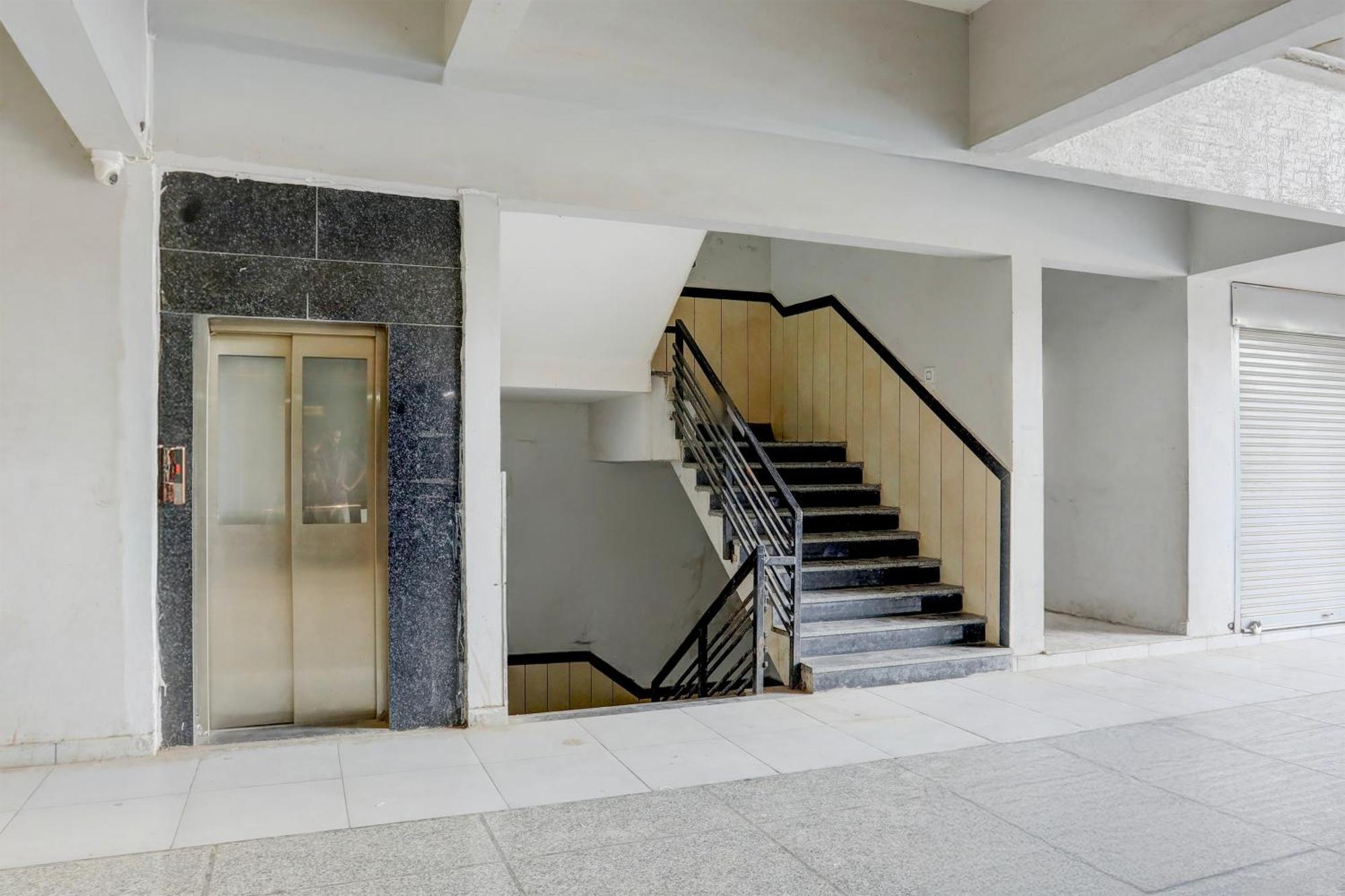 Super Townhouse Ambaji Formerly Hotel Kardhar Inn Екстериор снимка