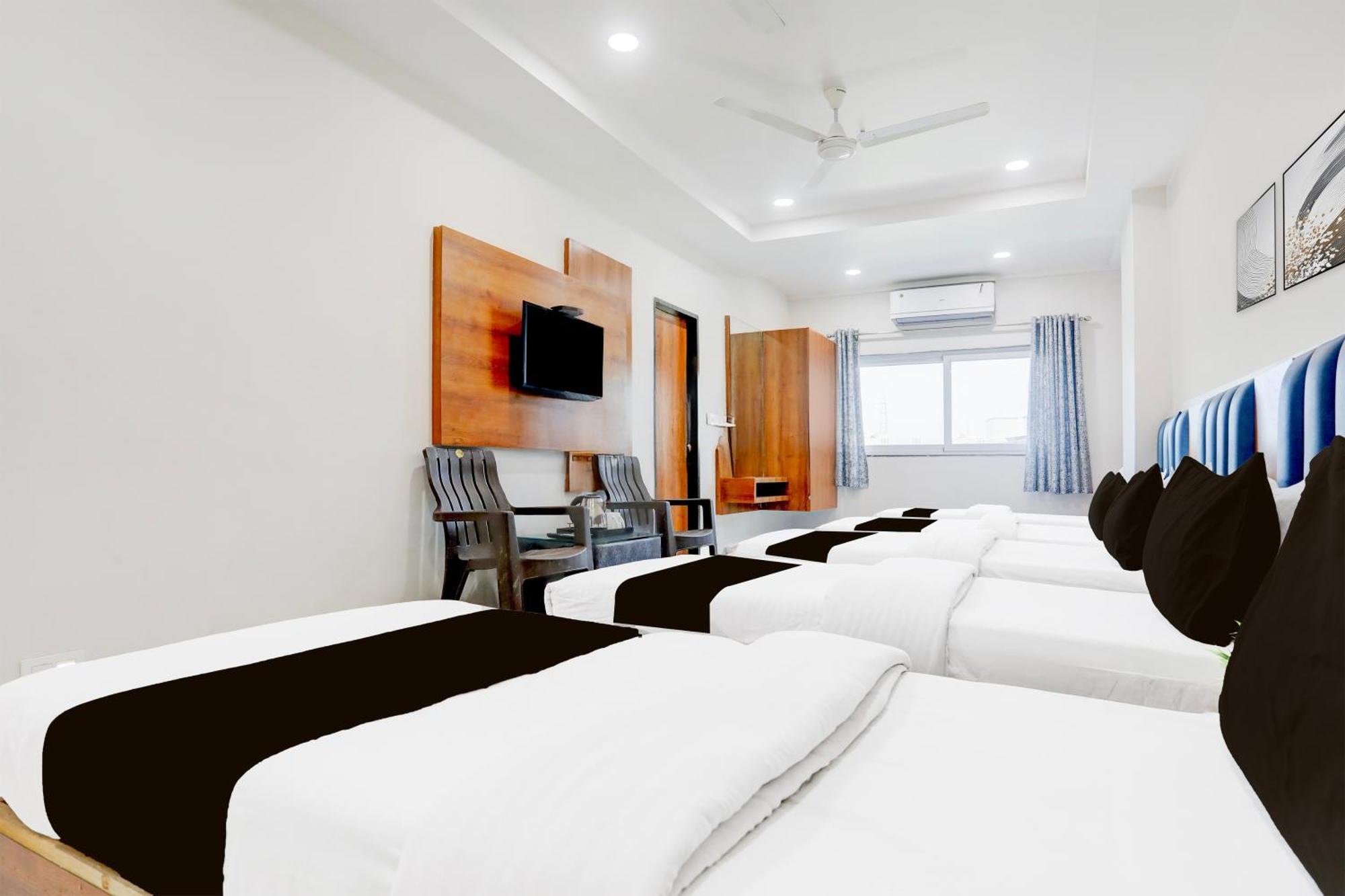 Super Townhouse Ambaji Formerly Hotel Kardhar Inn Екстериор снимка