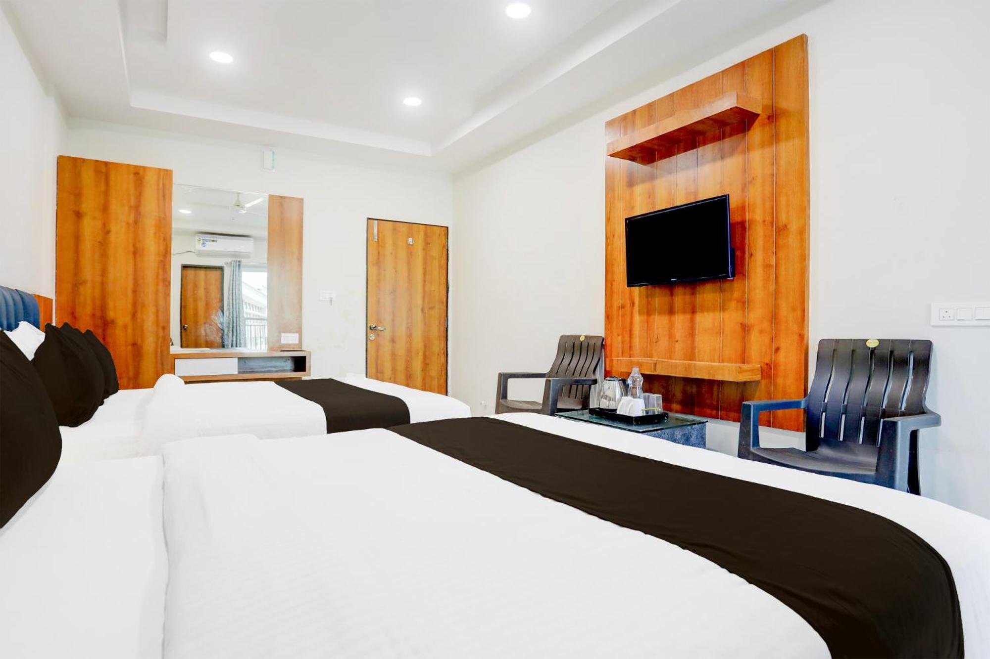 Super Townhouse Ambaji Formerly Hotel Kardhar Inn Екстериор снимка