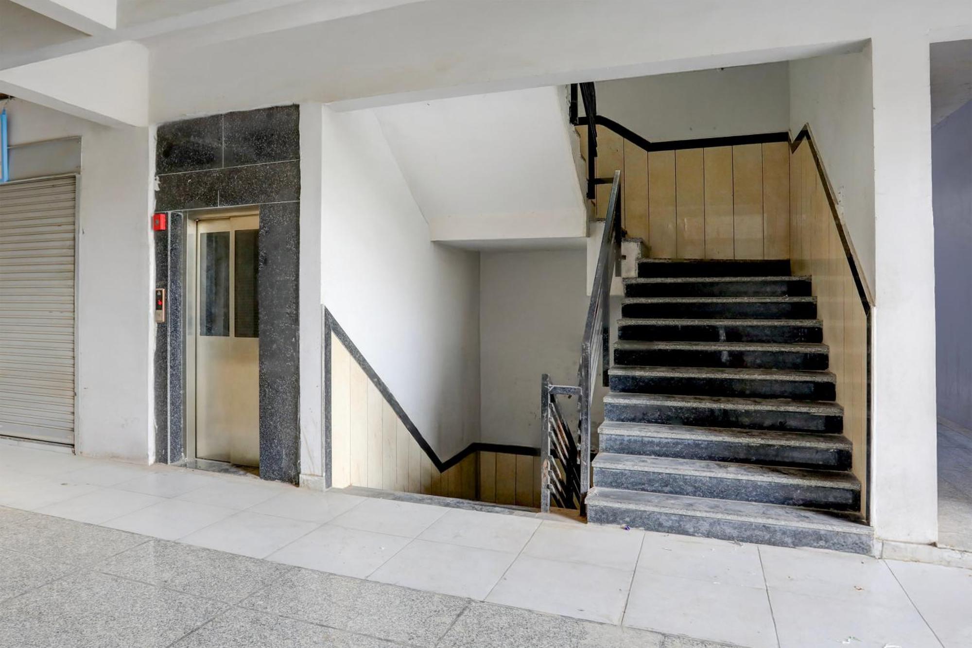 Super Townhouse Ambaji Formerly Hotel Kardhar Inn Екстериор снимка