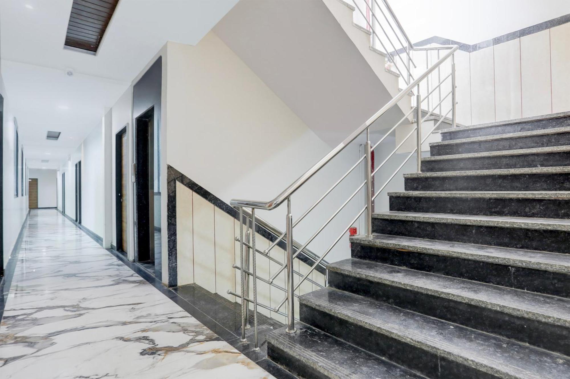 Super Townhouse Ambaji Formerly Hotel Kardhar Inn Екстериор снимка